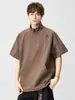 Camiseta de trabajo estilo japonés de gasa de burbujas de manga corta para hombre, top casual holgado transpirable de verano con media cremallera y cuello alto