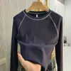 Camiseta única de cuello redondo y manga larga para mujer, estilo retro americano de otoño con costuras de contraste, parte superior raglán, adecuada como capa base