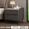 Mesa de cabeceira de madeira maciça para uso doméstico, quarto de luxo leve, armário de cabeceira moderno simples de alta qualidade, novo modelo com couro e painel de rocha, pequeno armazenamento