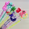 Fornecimento direto da fábrica caneta de ponta de borracha macia com design de desenho animado, lápis grátis, material escolar infantil, Brindes Atacado
