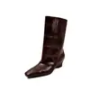 Botas de mujer hasta la pantorrilla hechas de piel de vaca de dos capas con aumento interno de altura, nuevo estilo otoño e invierno, punta cuadrada, ajuste holgado, botas rectas de tacón alto