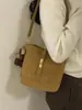 Bolsas de Nicho de Alta Gama para Mujer 2026 Nueva Moda Transfronteriza Bolso Cubo de Gamuza Bolso de Hombro Cruzado Retro para Viajero
