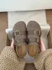 Coleção Outono 2026: Sapatos Mary Jane de bico redondo, com aumento de altura e fecho de velcro, sapatilhas de corte baixo, camurça com detalhes de fivela e sapatos estilo Birkenstock