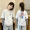 Camiseta básica de algodão puro para meninas, novo modelo outono 2026, camiseta infantil de manga longa, top estiloso estilo coreano com efeito de duas peças para crianças