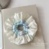Goma para el pelo a rayas azul satinado Estilo francés Suave de alta gama Scrunchie Accesorio versátil para el cabello para mujer