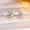 Pendientes de botón de estrella de seis puntas incrustados con circonita de lujo ligero Pendientes de copo de nieve exquisitos y de moda Pendientes florales exquisitos de nicho pequeño Versátiles para el trabajo
