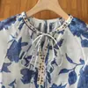 Camisa de Encaje Azul Estampada con Cordones y Cuello en V con Perlas para Mujer Verano Nuevo Top Delgado de Lino Elegante con Protección Solar