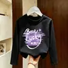 Camiseta básica para meninas para primavera e outono 2026 novo modelo, top infantil de algodão puro fofo estiloso, camiseta infantil de manga longa