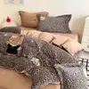 Nuevo conjunto de cuatro piezas de alta calidad, de moda para otoño/invierno, con tejido de terciopelo de leche engrosado, estampado de leopardo, aplique de dibujos animados y diseños bordados para abrigarse