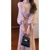 Vestido longo elegante de primavera e outono em estilo francês, cor rosa suave com bolinhas, decote V com laços, acinturado, emagrecedor e doce