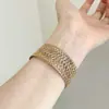 Pulseira Larga Tecida Oca Dourada Vintage para Mulheres, Luxo Leve Personalidade Retrô Estilo Old Money