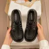 Mocasines de Estilo Británico con Punta Redonda, Hebilla Metálica, Suela Gruesa y Piel Suave, Nuevo Estilo Otoño/Invierno 2026, Versátiles para el Trabajo y el Uso Diario, Zapatos Pequeños de Piel