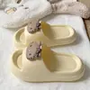 Pantuflas Suaves Lindas de Dibujos Animados KT Cat de Moda Versátiles para Mujer Verano Exterior Dormitorio de Estudiante EVA Sensación Suave Pantuflas Frescas