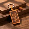 Colgante de llavero de coche cilíndrico de madera de durazno grabado con el Gran Mantra de la Compasión, auspicioso y seguro, adecuado tanto para hombres como para mujeres, regalo de llavero portátil