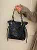 Bolso de hombro único con cadena de diamantes de alta gama para mujer, nuevo y elegante bolso cruzado de lujo ligero 2026, bolso tipo cubo versátil para el trabajo