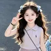 Conjunto de Polo para Niña Ropa Infantil Coreana 2026 Verano Nuevo Casual Bordado Chaleco Elegante Conjunto de Dos Piezas Moderno