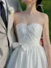Vestido de noiva leve estilo coreano, vestido curto de tafetá sem alças, simples e único com um toque de luxo, adequado para ensaios fotográficos em estúdio e ao ar livre