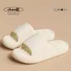 Chinelos femininos com sensação confortável e acolchoada, novo estilo 2026, para uso interno, uso em casa, antiderrapantes, adequados para banheiro e banho, sandálias de EVA com uma tira, também disponíveis para homens