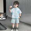 Conjunto de Roupas de Verão para Meninos 2026 Novo Estilo Estilo Férias Camisa de Manga Curta Conjunto de Duas Peças Roupas Infantis para Bebês Frescas e Estilosas