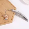 Marcador de página de luna con pluma de cristal plateado, regalo creativo, papelería transfronteriza, marcador de página con colgante de metal, venta al por mayor de fábrica