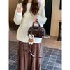 Bolsa artesanal original para mulheres 2024 Novo estilo coreano outono e inverno retrô preta portátil pequena bolsa de ombro bolsa transversal
