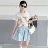 Conjunto de Dos Piezas para Niñas de Verano: Camiseta de Dibujos Animados Elegante y Moderna con Lazo y Falda Corta de Encaje para Niños Mayores