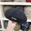 Boina de Lana Cálida Versátil para Otoño e Invierno para Mujer con Bordado de Letras de Nicho, Sombrero de Calabaza de Lana para Reducir la Edad y Adelgazar, Celebridad de Internet