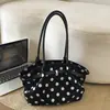 Bolso de axila para mujer estilo coreano, chic y discreto, colección 2026, con un moderno diseño de lunares, un bolso de hombro popular y elegante