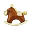 Estilo Luxo Acessível Infantil Madeira Grão Cavalo de Balanço Broche Liga de Cobre Galvanoplastia Ouro Real Micro-cravejado Zircônia Cavalo Broche Broche