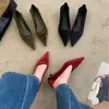 Zapatos Mary Jane planos nuevos de 2026 para mujer, de punta fina, corte bajo, de pana, con tacón bajo, adecuados para combinar con faldas