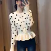 Novo suéter de outono e inverno branco com bolinhas e babados na cintura para mulheres, com um design único, moderno e estiloso, cardigã acinturado