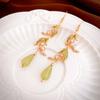 Elegante resina de gota de óleo Lírio do vale deixa gota de água gancho de orelha nicho retrô temperamento de alta classe brincos vermelhos líquidos para mulheres