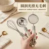Uau, este batedor manual possui uma cabeça de mistura de aço inoxidável 304, um cabo de PP e é projetado para ser antiderrapante, fácil de usar e fácil de limpar - perfeito para tarefas de cozinha e panificação.