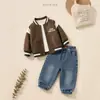 Conjunto de Chaqueta de Cuero Retro para Niños 2026 Otoño Nuevo Estilo Coreano Jeans de Pierna Recta Color Sólido Conjunto de Dos Piezas Suelto a la Moda