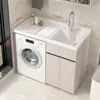 Gabinete de lavandería para balcón de aluminio tipo panal con lavadora integrada, incluyendo una tabla de lavar y un fregadero de piedra de cuarzo artificial con una barrera de agua