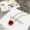 Conjunto de Colar Exquisito e Personalizado com Pedras Coloridas Triangulares Micro-Incustadas e Cristais Multifacetados na Cor de Doce da Fábrica de Guangzhou