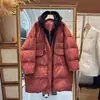Jaqueta de Penas de Inverno 2025 Feminina Comprimento Médio Tamanho Grande Com Capuz Falsa de Duas Peças Solta Emagrecedora Casual Contraste Jaqueta de Penas de Pato Brancas