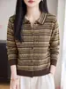 Cardigã de lã jacquard feminino com um padrão jacquard retro e tridimensional, lã macia e confortável, casaco de tricô de abotoamento simples