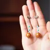 Brincos de Jade Estilo Antigo, Adornos de Orelha de Abóbora Feitos à Mão, Ganchos de Orelha de Pena de Pavão Natural, Brincos Versáteis para o Dia a Dia