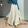 Foto real de calças femininas de perna larga com bordas franzidas e botões coloridos, novo estilo outono/inverno 2026, corte solto, afina a silhueta, versátil, calças casuais tipo algodão