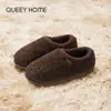 Chinelos de Algodão Acolchoados para Mulheres Inverno 2025 Novos para Interior Antiderrapantes Casa Passos Silenciosos Pisando em Merda Confortáveis Sapatos de Algodão com Solado Grosso para Homens
