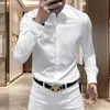 Camisa masculina elegante e sofisticada, de manga longa, estilo business casual, corte slim fit, sem costura, versátil, com elasticidade, resistente a rugas e botões ocultos