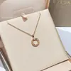 Nuevo Collar Redondo de Moneda de Gama Alta con Nácar de Doble Cara, Moneda Gruesa de Cobre Chapada en Oro de 18K, Incrustación Completa de Diamantes CNC, Cadena Versátil para Clavícula de Lujo Ligero