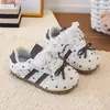 Tênis esportivos de outono para meninas com solas macias e design antiderrapante, sapatos casuais de princesa para crianças de 3 a 6 anos, sapatos para bebês do jardim de infância