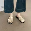 Pantuflas de red huecas de fondo plano, nuevo estilo popular de verano 2026, de moda y versátiles, zapatos sin cordones de punta abierta para mujer