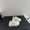 Novos Tênis Plataforma de Couro Macio com Sola Grossa para Mulheres Primavera 2025 Aumento de Altura de 6cm Strass Moda Versátil Branco Pérola