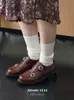 Zapatos de Piel Tallados Huecos Estilo Británico de Gama Alta, Nuevo Modelo Primavera 2026, Tacón Bajo Grueso, Piel de Vaca de Primera Capa, Zapatos de Salón de Corte Profundo