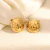 Pendientes de Acero Inoxidable Europeos y Americanos Semicírculo Retro Patrón W Esfera Exquisita Chapados en Oro Impermeables Presión de Aceite Pendientes con Textura Estilo Hong Kong