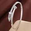 Pulseira transfronteiriça de cravação oca com zircônia cúbica, design requintado, nicho e de alta qualidade, acessório feminino moderno e descolado, direto do fabricante