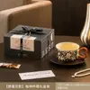 Conjunto vintage de xícara e pires de café em cerâmica é um presente delicado e prático para amigos, oferecendo um toque sofisticado para o chá da tarde.